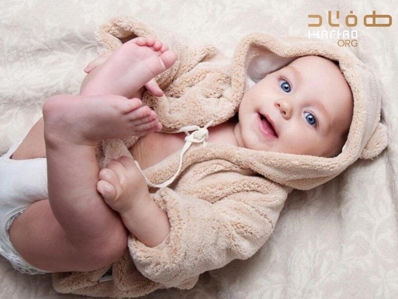 نوزاد انسان در حال درک جهان از طریق بدن، چشم‌ها و احساسش 